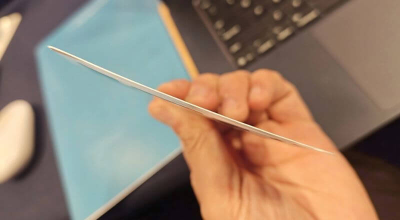 Pin 3.000 mAh với độ mỏng như thẻ ATM.