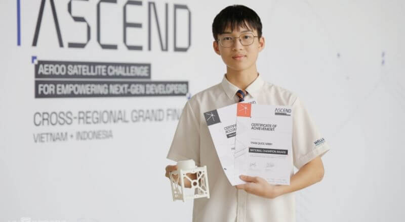 Quốc Minh đại diện nhóm nhận giải nhất cuộc thi thiết kế vệ tinh Ascend