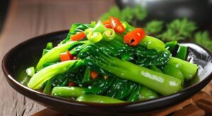 Sai lầm phổ biến khiến rau xào mất ngon vì nêm muối sai cách