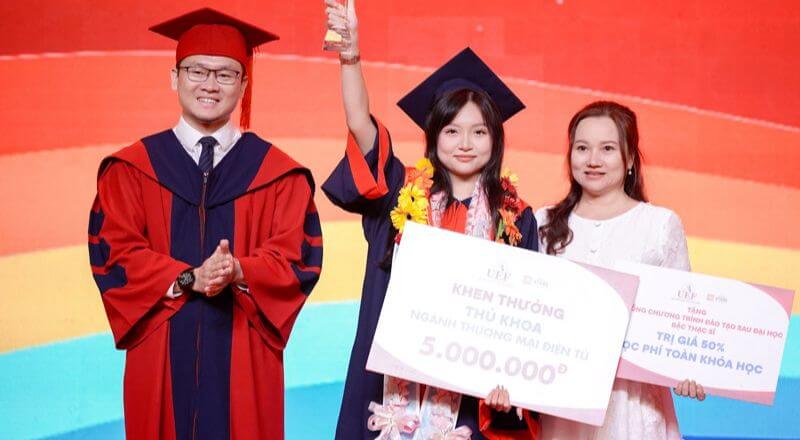 Sinh viên nhận bằng tốt nghiệp tại UEF