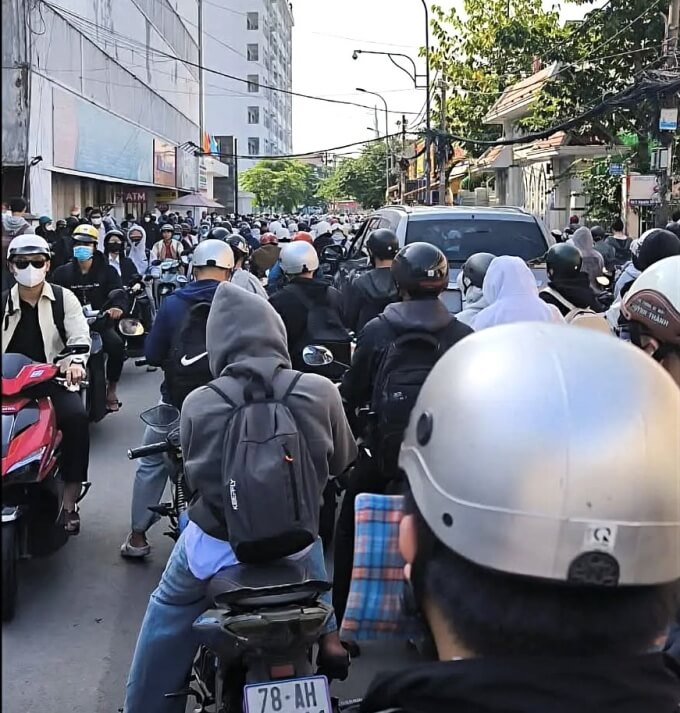 Sinh viên trường đại học Công nghiệp Tp HCM đứng thành hàng chờ gửi xe gây ách tắc giao thông