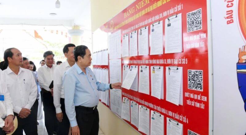 Tại khu vực bỏ phiếu số 7, phường Tân Triều, tỉnh Đồng Nai, mã QR được sử dụng để cung cấp thông tin chi tiết về tiểu sử các ứng viên đại biểu Quốc hội