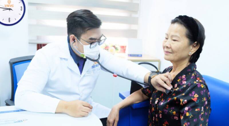 Tại VNVC Hoàng Văn Thụ, TP HCM, bác sĩ đang khám sàng lọc cho người cao tuổi và người có bệnh nền trước khi tiêm vaccine RSV của GSK.