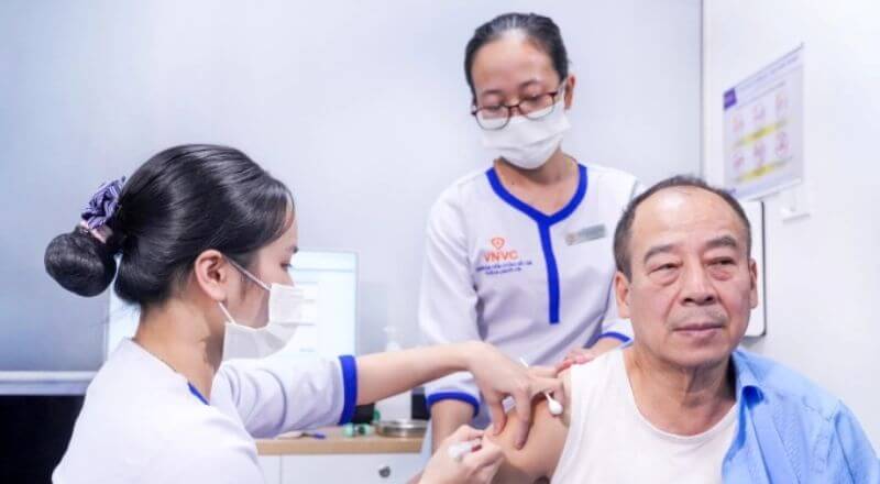 Tại VNVC Hoàng Văn Thụ, TP HCM, bác sĩ đang khám sàng lọc cho người cao tuổi và người có bệnh nền trước khi tiêm vaccine RSV