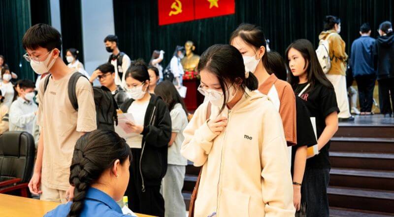 Tân sinh viên làm thủ tục nhập học trường Đại học Tài chính Marketing