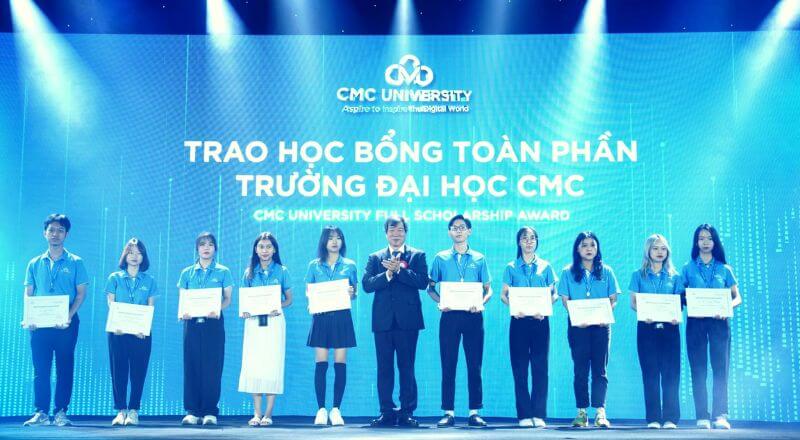 Tân sinh viên Trường Đại học CMC nhận học bổng toàn phần