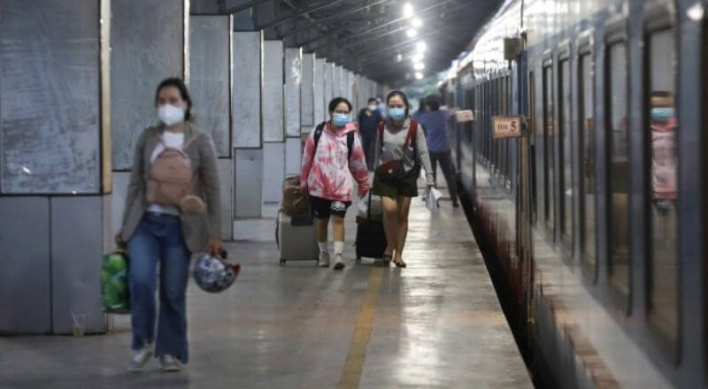 Tàu khách Bắc Nam dừng trả khách tại ga Sài Gòn