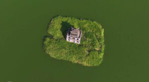 Tháp rùa vào mùa thu với hồ gươm xanh ngắt