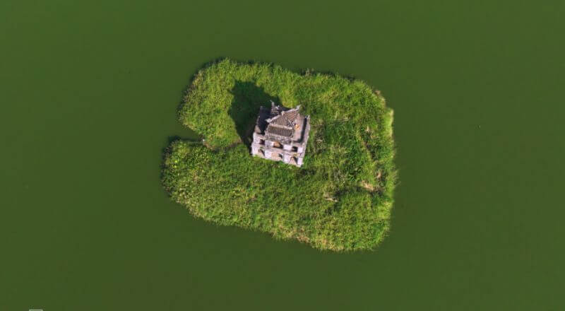 Tháp rùa vào mùa thu với hồ gươm xanh ngắt