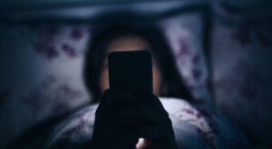 Thức khuya có thể làm tăng tiết cortisol và hormone stress gây ra nhiều hệ quả đến tim mạch