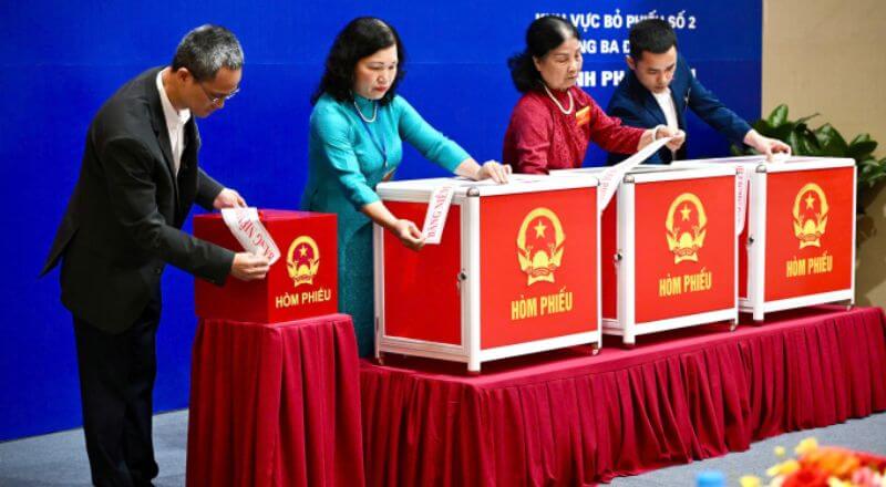 Tổ bầu cử tại phường Ba Đình, Hà Nội kiểm phiếu trước niêm phong để tiến hành bầu cử