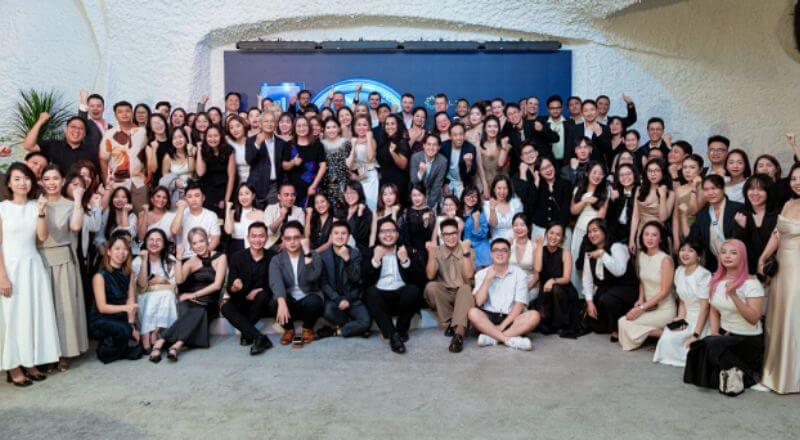 Toàn thể đội ngũ ELSA Speak cùng chụp ảnh lưu niệm trong buổi lễ kỷ niệm.