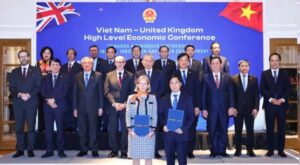 Tổng Bí thư Tô Lâm và Đặc phái viên Thương mại Anh Matt Western chứng kiến ông Ngô Chí Dũng (Chủ tịch kiêm Tổng giám đốc VNVC) và bà Kaja Natland (Phó Chủ tịch GSK châu Á – Thái Bình Dương) trao văn kiện hợp tác.