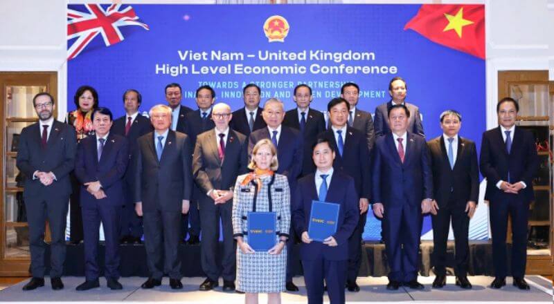 Tổng Bí thư Tô Lâm và Đặc phái viên Thương mại Anh Matt Western chứng kiến ông Ngô Chí Dũng (Chủ tịch kiêm Tổng giám đốc VNVC) và bà Kaja Natland (Phó Chủ tịch GSK châu Á – Thái Bình Dương) trao văn kiện hợp tác.