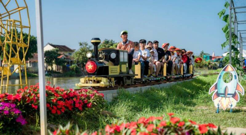 Trẻ em thích thú với trải nghiệm với các hoạt động tại nông trại Edu Farm