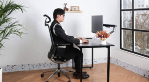 Tư thế ngồi đúng có thể mang lại hiệu quả bảo vệ cột sống và sức khỏe sinh lý cực tốt cho nam giới