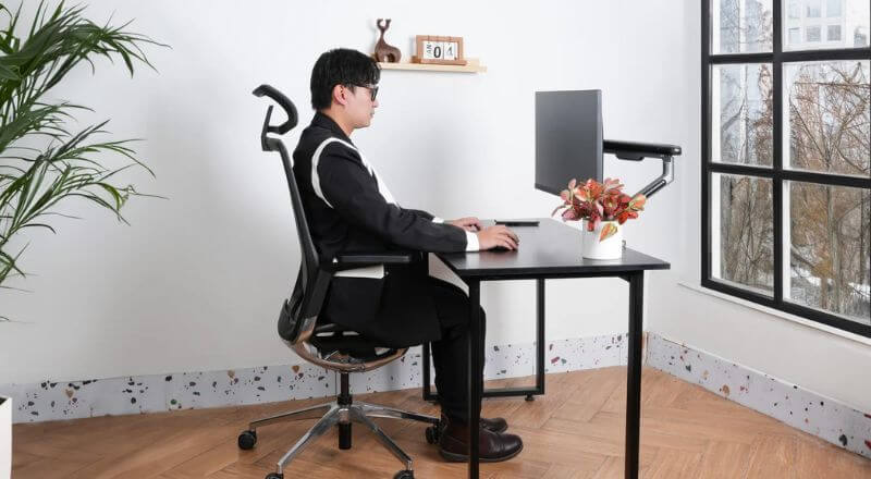 Tư thế ngồi đúng có thể mang lại hiệu quả bảo vệ cột sống và sức khỏe sinh lý cực tốt cho nam giới