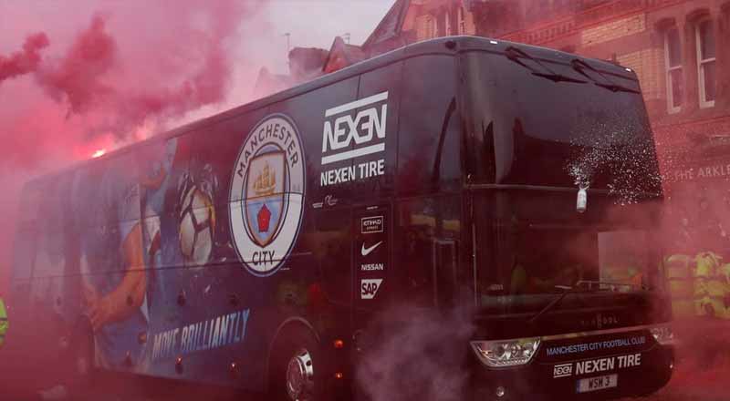 Xe bus chở cầu thủ Atlético Madrid bị ném vỡ kính