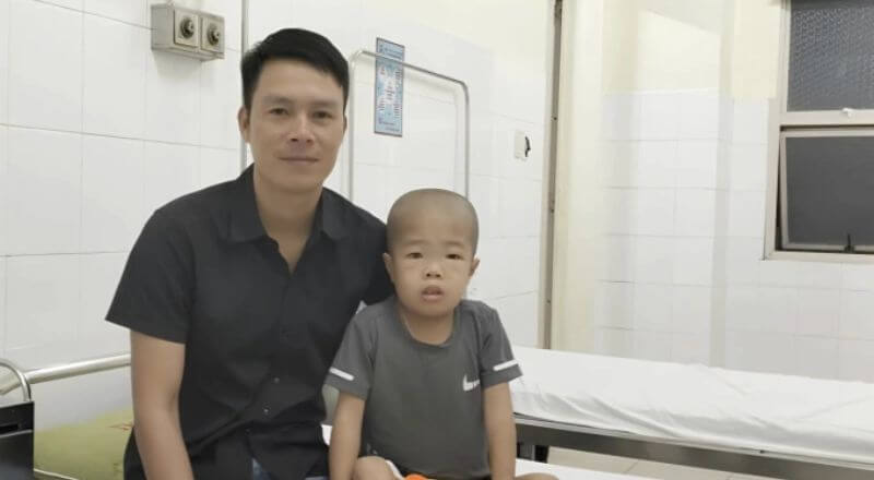 Bé Gia Bảo cùng bố tại Bệnh viện TW Huế
