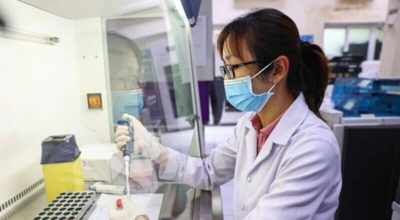 Các bác sĩ và nhân viên y tế đang làm việc tại Viện Pasteur Thành phố Hồ Chí Minh