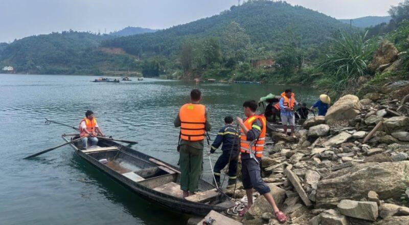 Công an đang truy tìm tung tích các nạn vụ lật thuyền ở Tuyên Quang