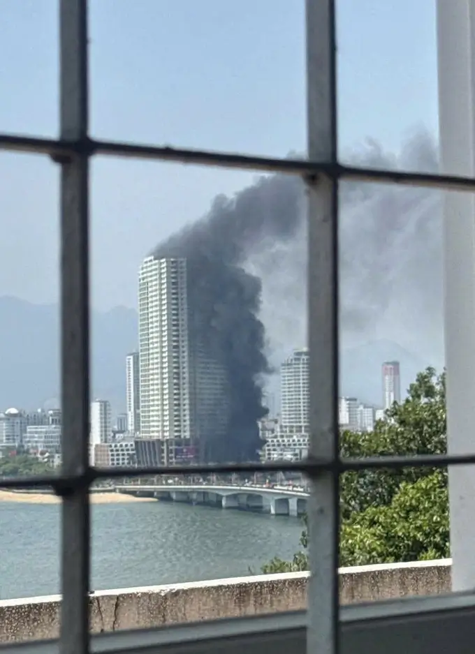 Xe giường nằm cháy, khói bốc lên khách sạn 40 tầng Nha Trang 5 Cột khói cao hơn tòa nhà 40 tầng