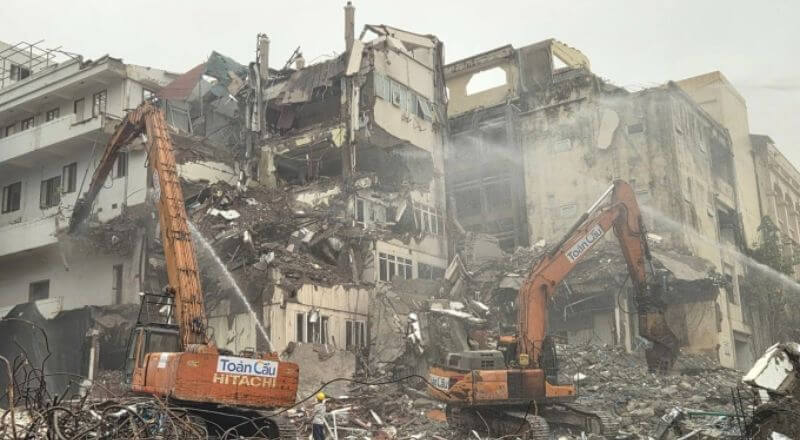 Đơn vị thi công tiến hành tháo dỡ các công trình hiện hữu, chuẩn bị mặt bằng cho dự án quảng trường và không gian công cộng phía đông Hồ Gươm