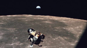 Hình ảnh mặt trăng và trái đất được Michael Collins chụp module Eagle từ tàu Apollo 11