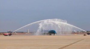 Hình ảnh máy bay của Vietnam Airlines hạ cánh xuống Long Thành rạng sáng 19/12/2025