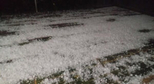 Hình ảnh mưa đá xuất hiện tại Hà Nội và Cao Bằng