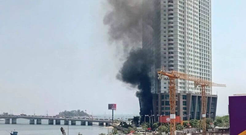 Xe giường nằm cháy, khói bốc lên khách sạn 40 tầng Nha Trang 6 Khói bao trùm khách sạn tại ven biển Nha Trang