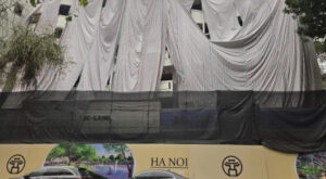 Khu vực khách sạn Điện lực trên phố Lý Thái Tổ được rào chắn và phủ bạt kín, tạo điều kiện thi công phá dỡ từ bên trong an toàn và gọn gàng