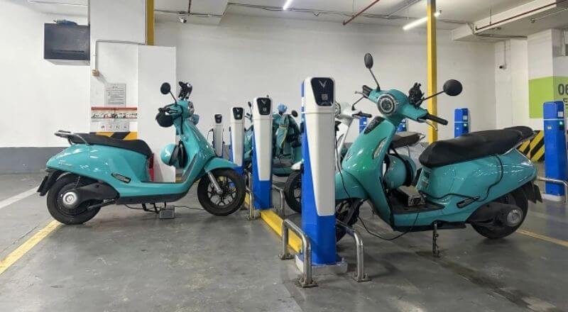Khu vực trạm sạc xe điện đặt tại một trung tâm thương mại sầm uất ở TP HCM