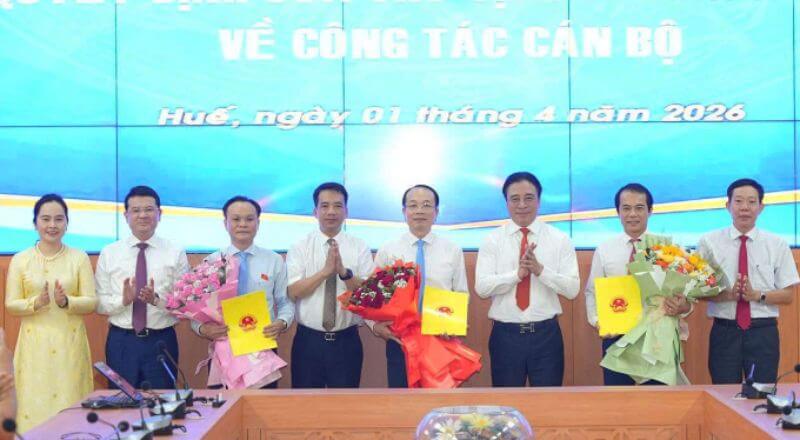 Lãnh đạo TP Huế trao hoa chúc mừng các cán bộ vừa được bổ nhiệm
