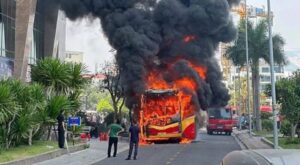 Lửa bao phủ toàn bộ khung xe