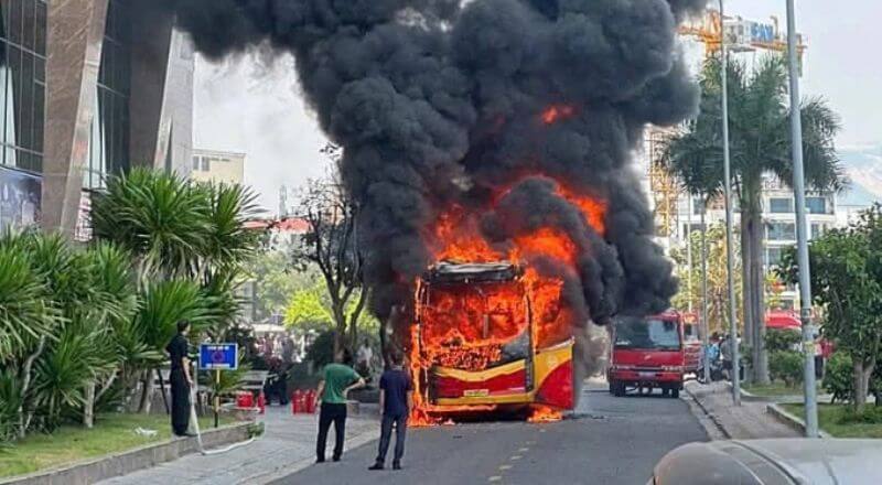 Lửa bao phủ toàn bộ khung xe