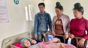 Người cha và gia đình từ bản Pút đưa con gái xuống Hà Nội chữa bệnh