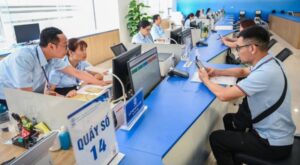 Người dân đang làm thủ tục hành chính tại Trung tâm phục vụ hành chính công TP Hà Nội