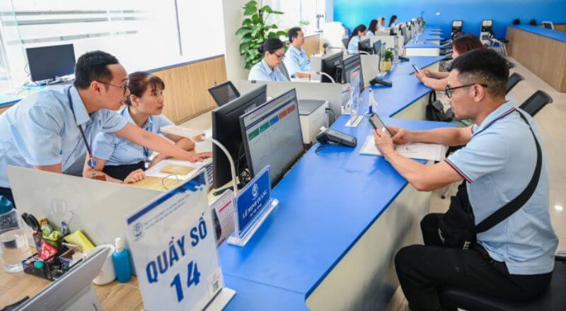 Người dân đang làm thủ tục hành chính tại Trung tâm phục vụ hành chính công TP Hà Nội