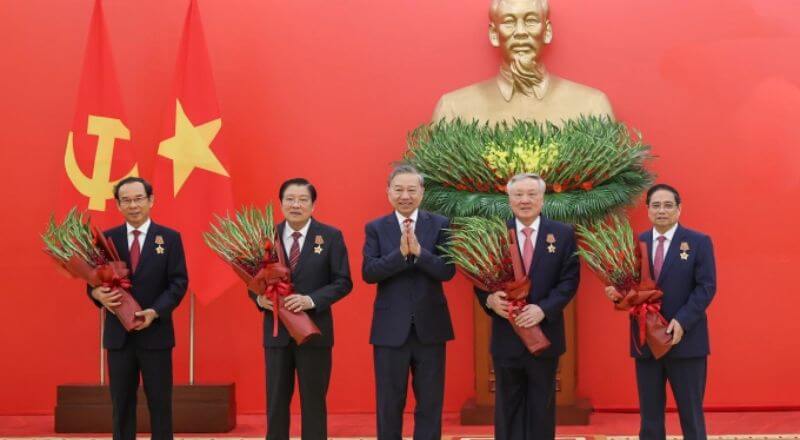 Tổng Bí thư Tô Lâm trao hoa chúc mừng các cán bộ được vinh danh Huân chương Quân công hạng nhất