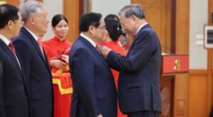 Tổng Bí thư Tô Lâm trao Huân chương Quân công hạng nhất cho Thủ tướng Phạm Minh Chính